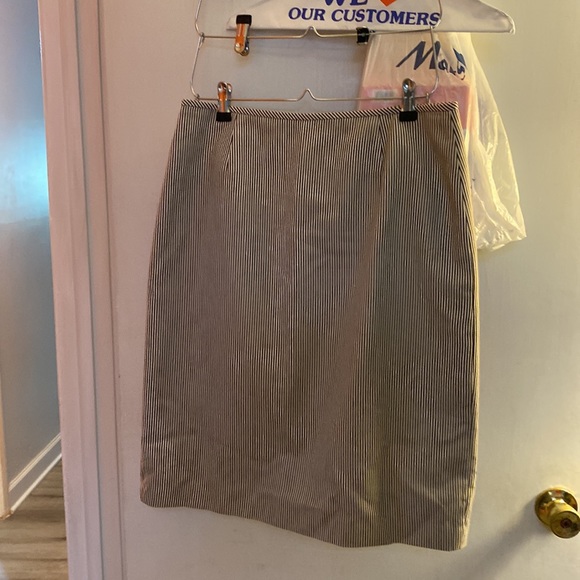 Funky brown striped business suit - Picture 2 of 4